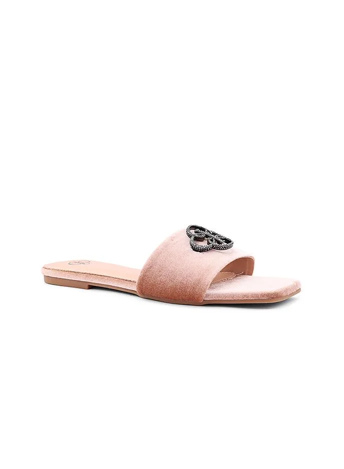 أيقون Lightweight Iconic sandal with a cushioned base for comfort.