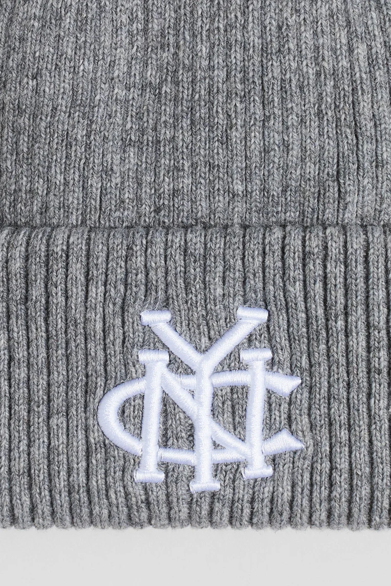 اتش اند ام قبعة بتفاصيل مطرزة