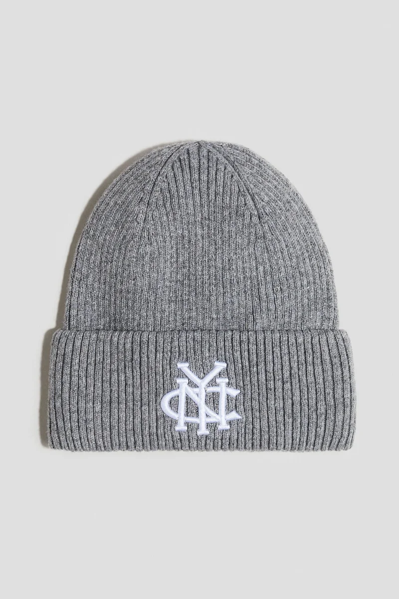 اتش اند ام قبعة بتفاصيل مطرزة