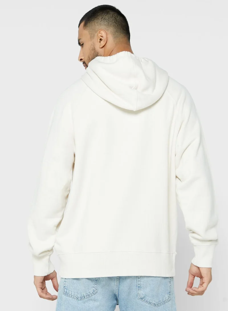 ادوين هودي مزين بكتابة مطرزة