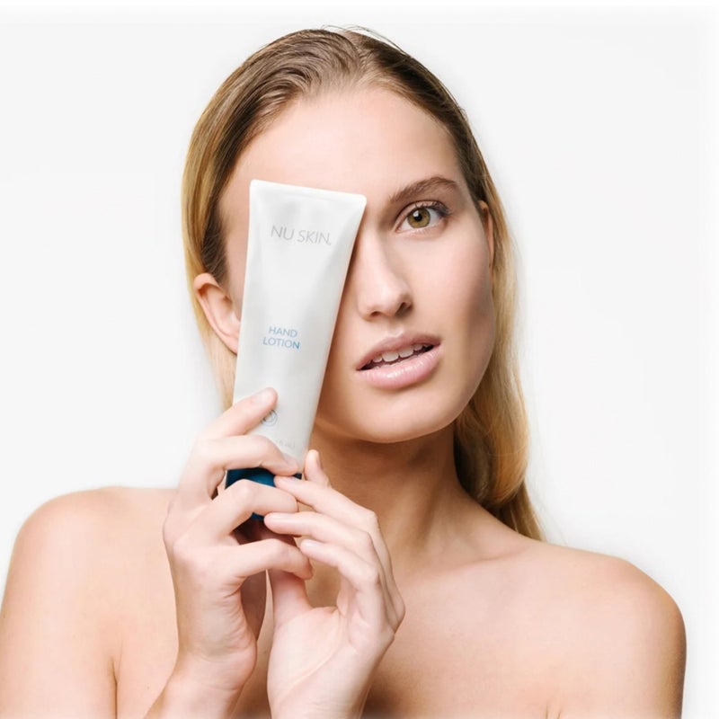 Nu Skin نيو سكين - لوشن اليدين | استعادة وترطيب وتنعيم يديك مع هذا اللوشن المغذي - تركيبة غير دهنية لبشرة ناعمة ومرنة - مختبر من قبل أطباء الجلد ومثالي للاستخدام أثناء التنقل - Image 5