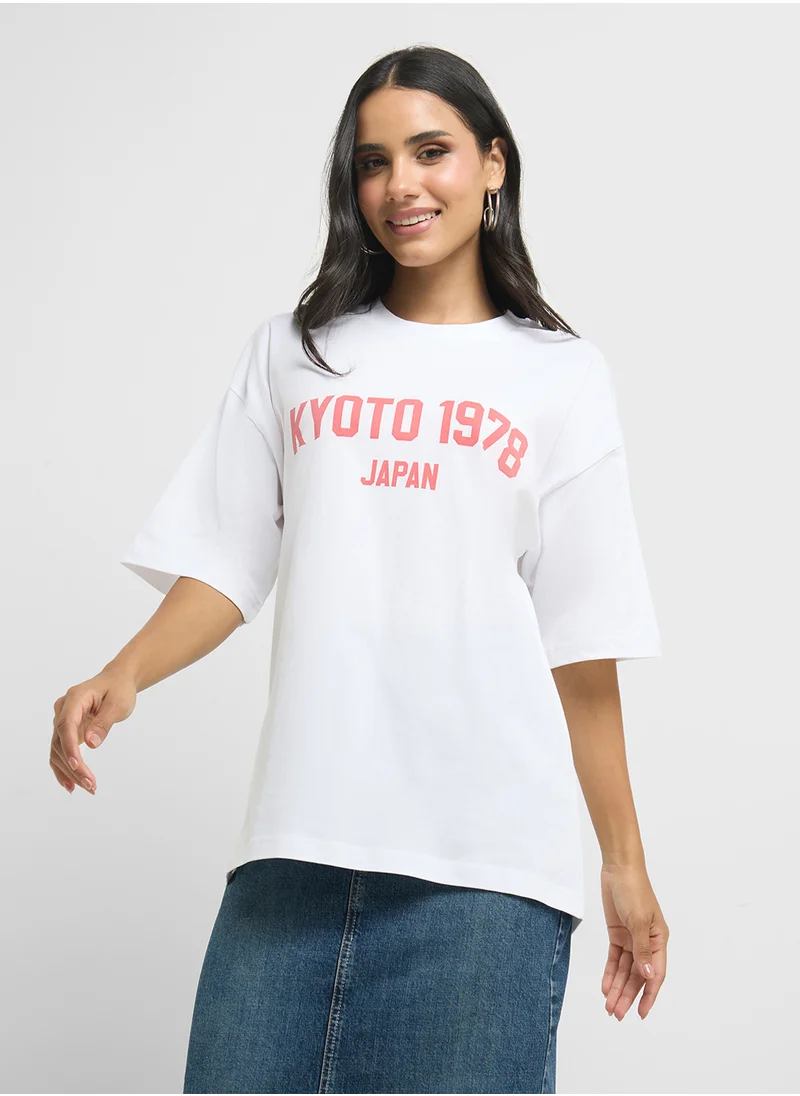 جينجر Oversize Varsity Graphic T-Shirt