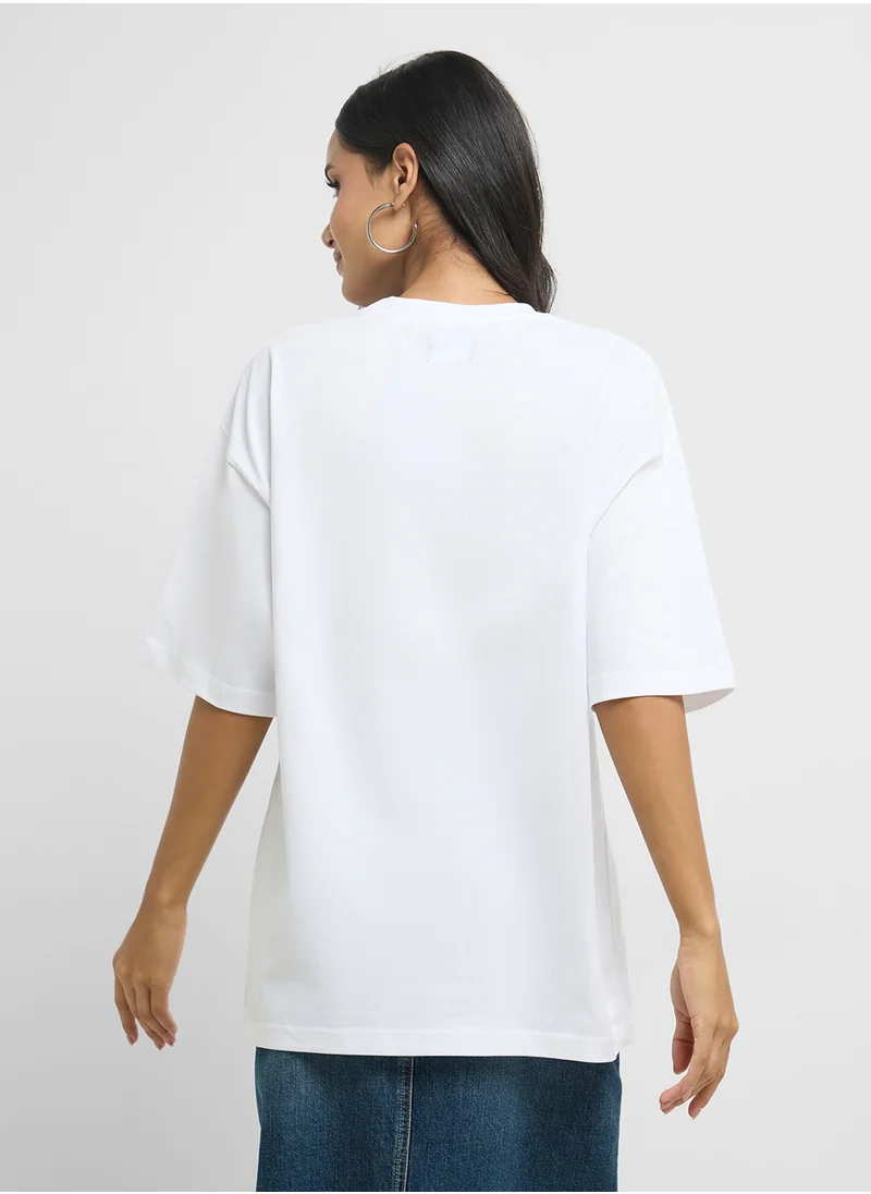 جينجر Oversize Varsity Graphic T-Shirt