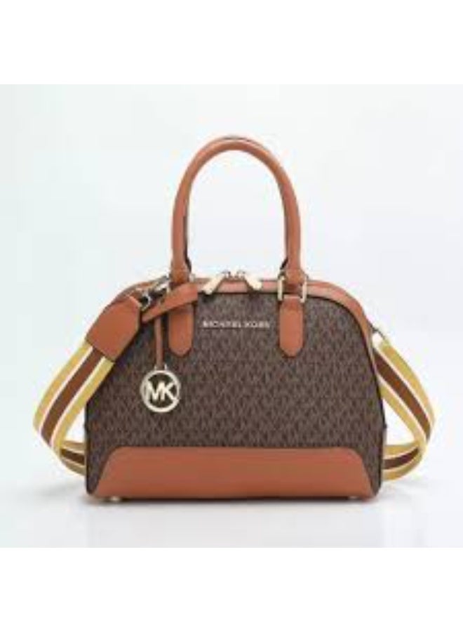 ام كي حقيبة يد ساتشيل من مايكل كورس بشعار مميز وحواف جلدية