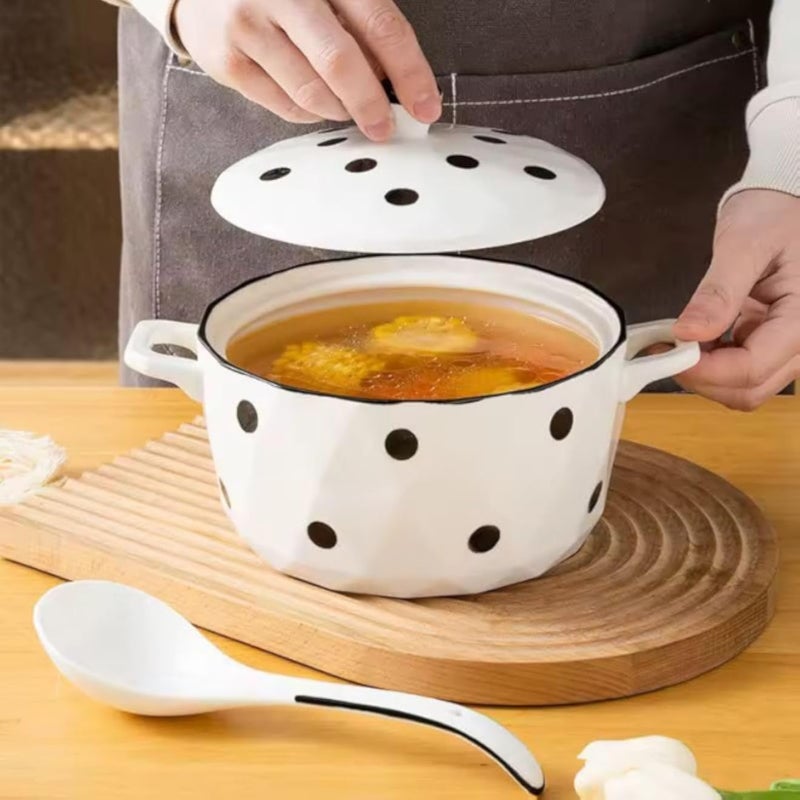 قدر حساء سيراميكي منقط بنقاط سوداء، أبيض اللون، مع غطاء وملعقة، مناسب للتقديم من المطبخ إلى المائدة.