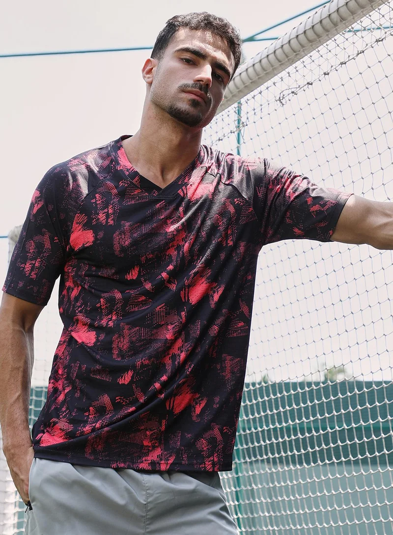 Campus Sutra Campus Sutra Men's Scarelet Red & Midnight Black Abstract-Imprint Activewear T-Shirt For Casual Wear | V-Neck | Short Sleeves | Jersey T-Shirt Crafted With Comfort Fit For Everyday Wear