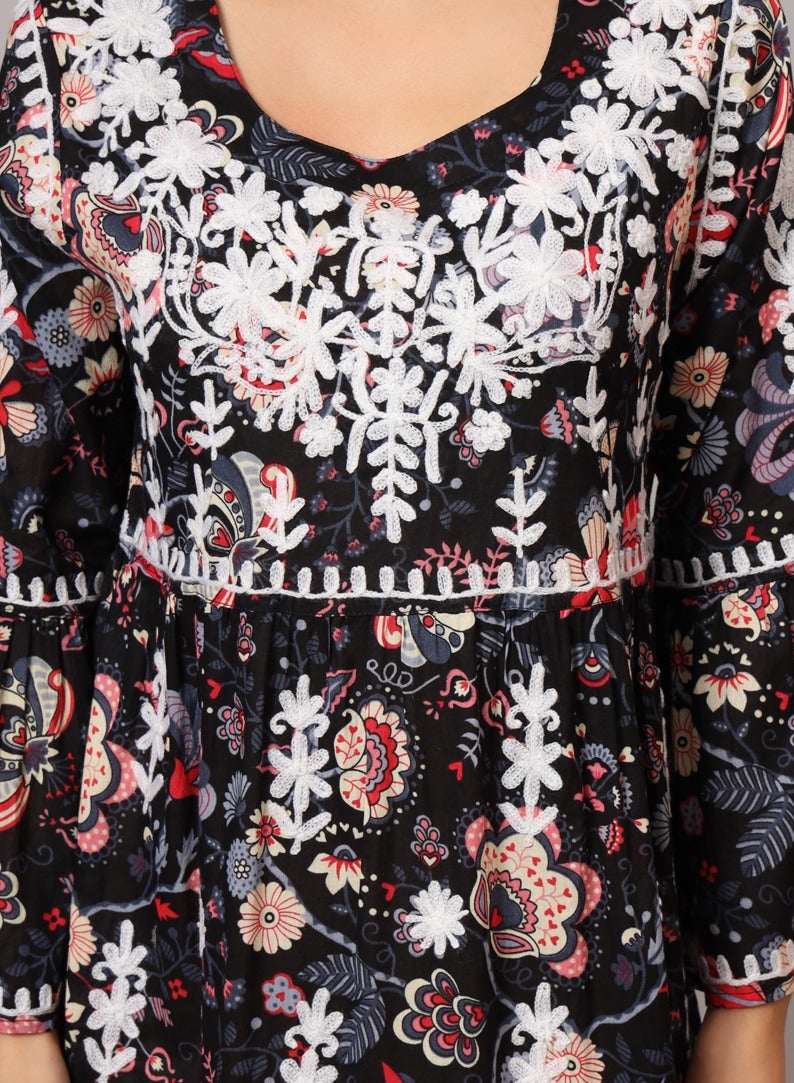 الايا جلابية قطن مولمول مطرزة يدويًا بنمط كشكش - - Image 5