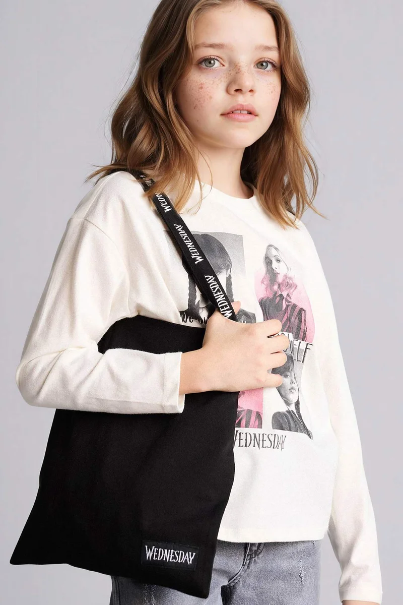 ديفاكتو Girl Wednesday Loose Fit Crew Neck Long Sleeve T-Shirt