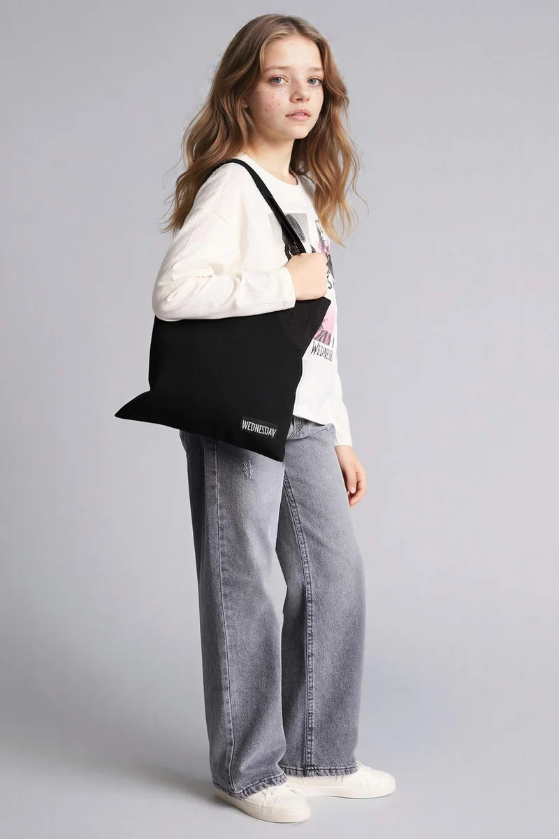 ديفاكتو Girl Wednesday Loose Fit Crew Neck Long Sleeve T-Shirt