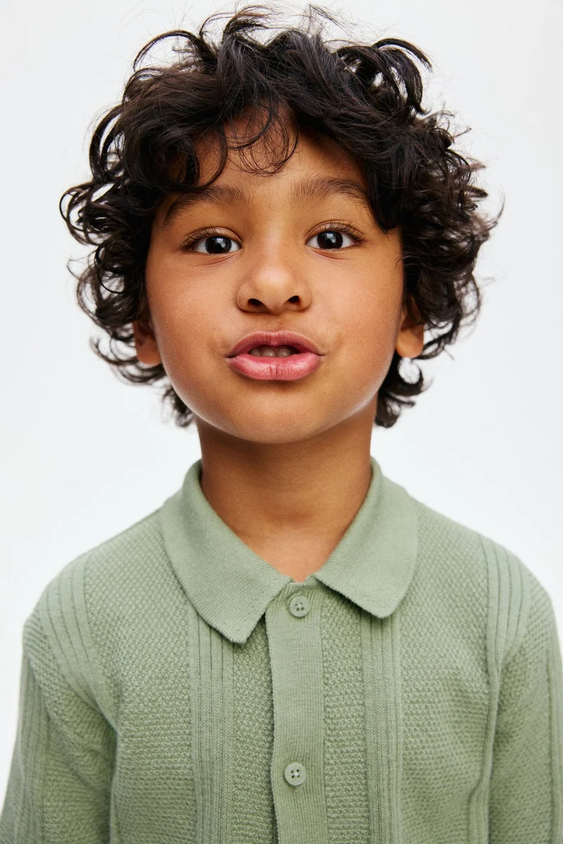 اتش اند ام قميص بحياكة بنمط بارز