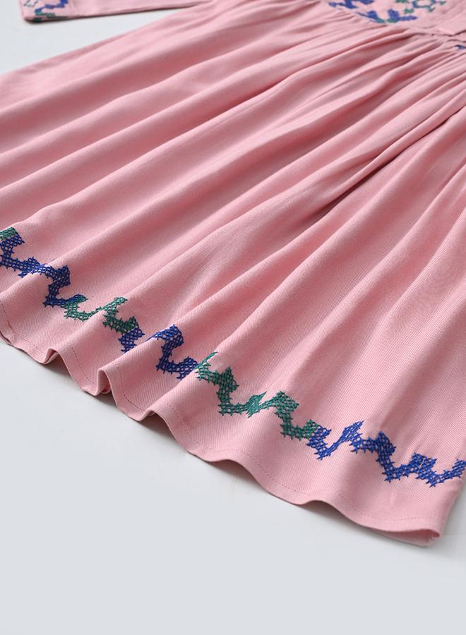 بيلا مودا فستان قطن مطرز بأكمام 3/4 وأزرار أمامية من بيلا مودا - Image 5