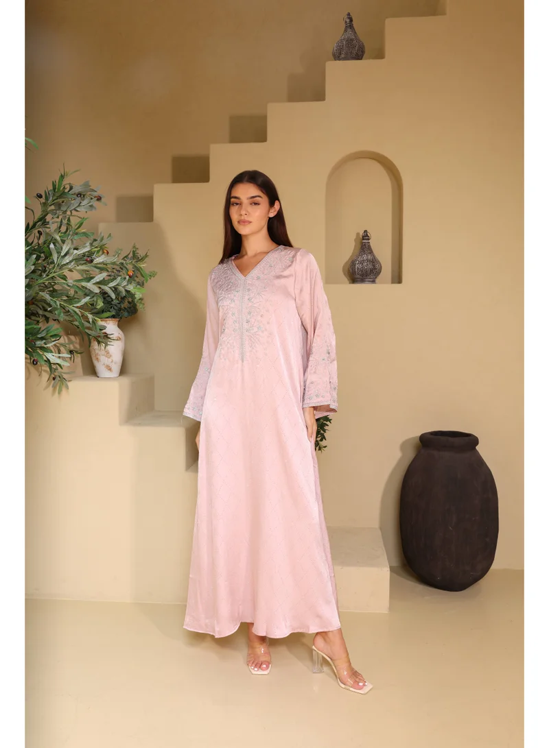 اكسا جلابية أنيقة مطرزة بالكريستال والخرز وردي