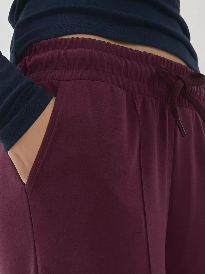 زوبعة بنطلون واسع الساق بلمسة ناعمة وتفاصيل مضلعة من مجموعة بوسم