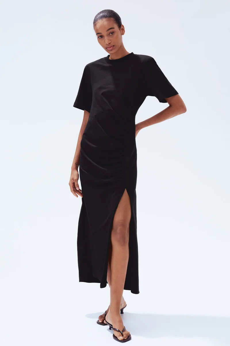 اتش اند ام فستان بقصّة تي-شيرت بأكتاف مبطنة