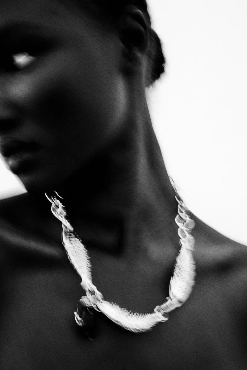 اتش اند ام قلادة بتعليقة على شكل سمكة