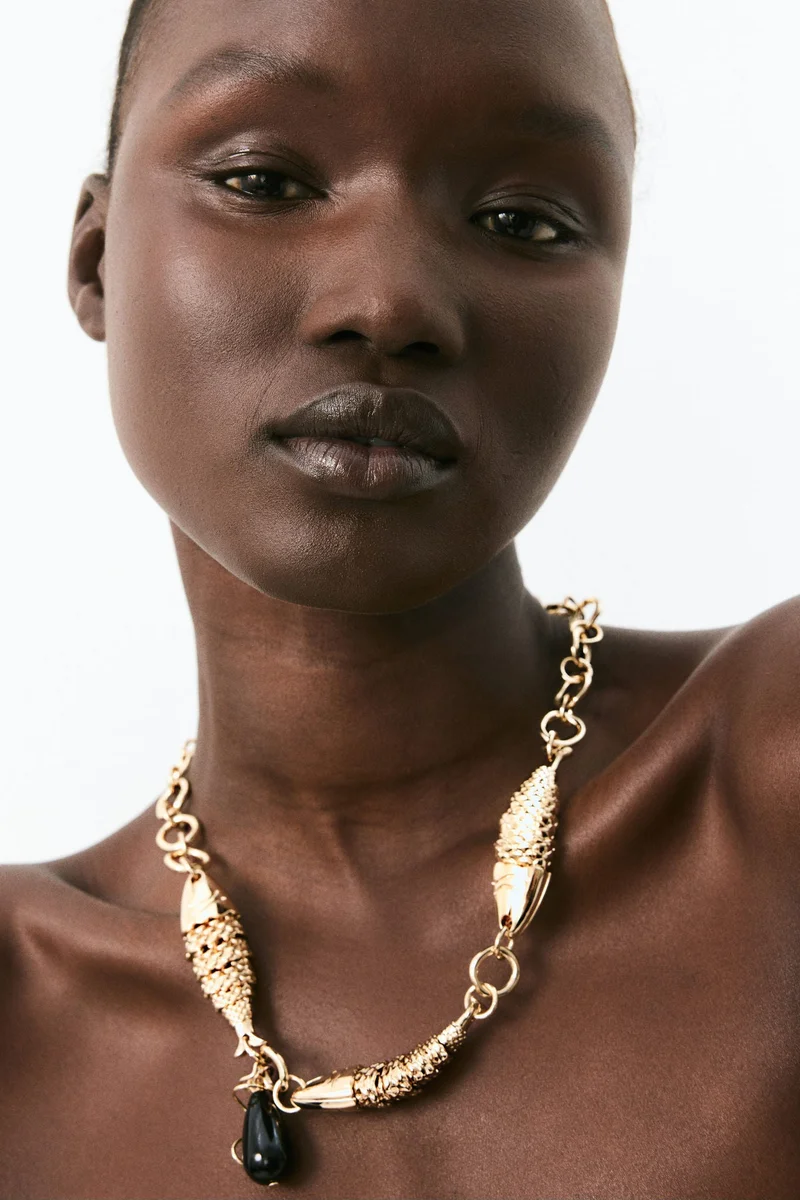 اتش اند ام قلادة بتعليقة على شكل سمكة