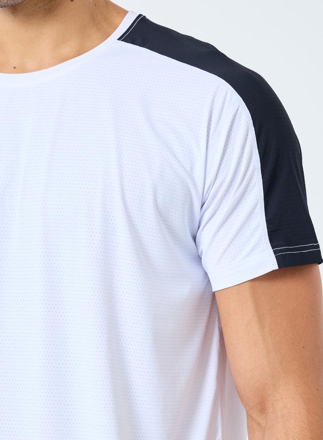 ستايلي اكتيف تيشيرت بقصة عادية مع تفاصيل مُتباينة على الكتف - Image 3