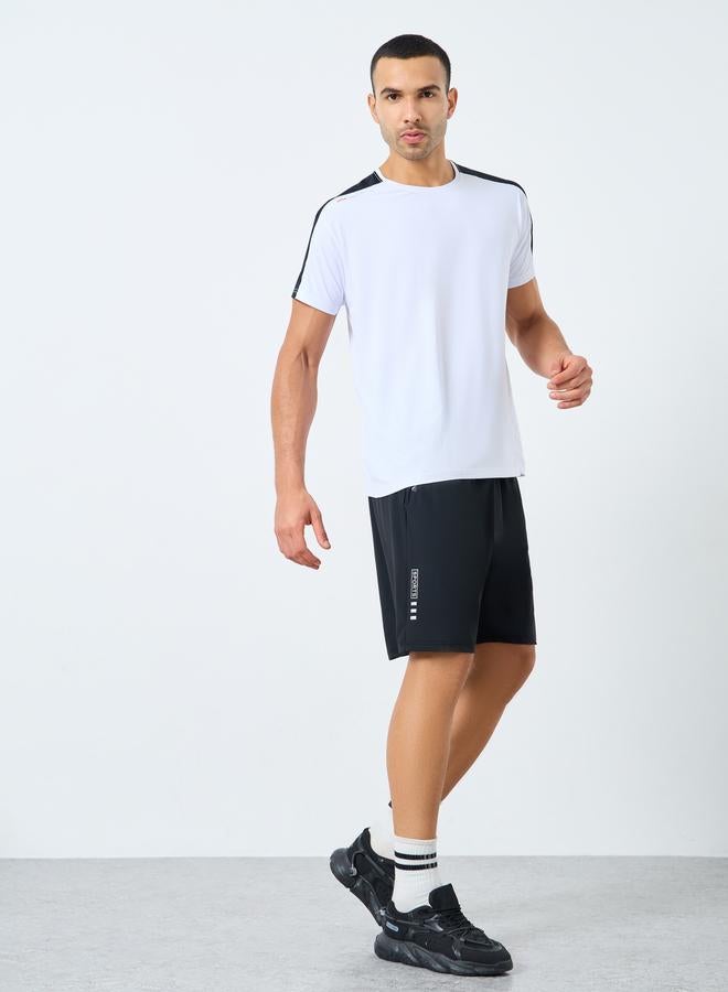 ستايلي اكتيف تيشيرت بقصة عادية مع تفاصيل مُتباينة على الكتف - Image 2