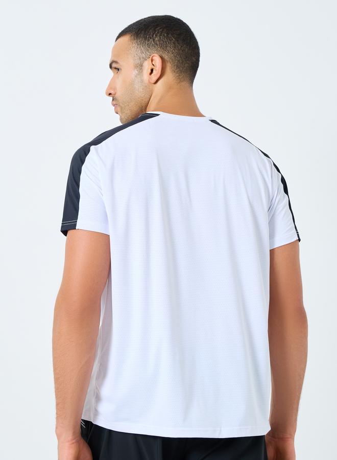 ستايلي اكتيف تيشيرت بقصة عادية مع تفاصيل مُتباينة على الكتف - Image 4