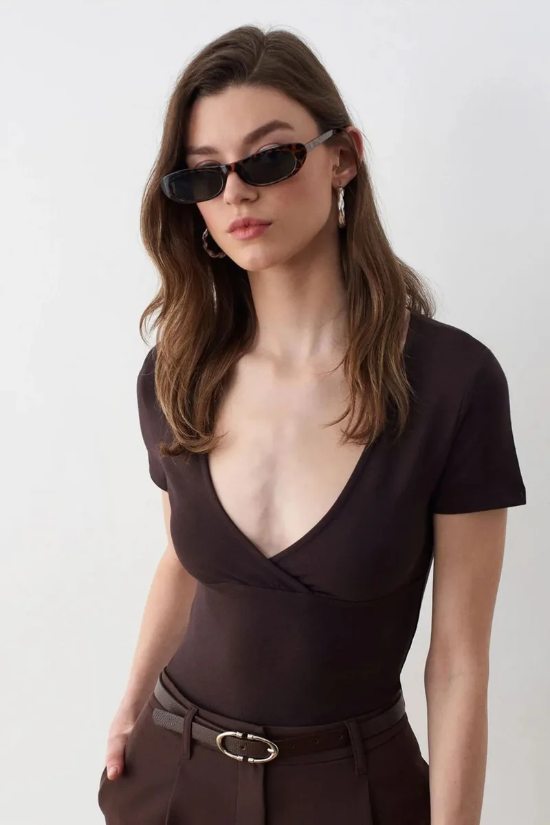 DILVIN Fitted V-Neck Short-Sleeve T-Shirt