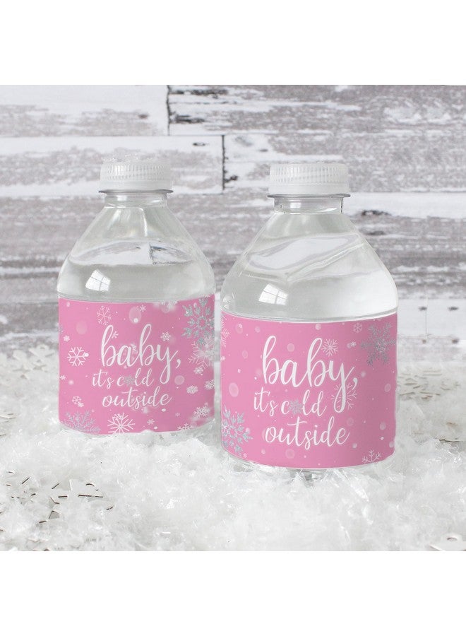 دسكتيكتفز ملصقات زجاجات مياه لحفل استقبال المولود الجديد في فصل الشتاء بتصميم رقاقات ثلج صغيرة وردية اللون، "الجو بارد في الخارج يا صغيري" - ٢٤ ملصقًا - Image 1