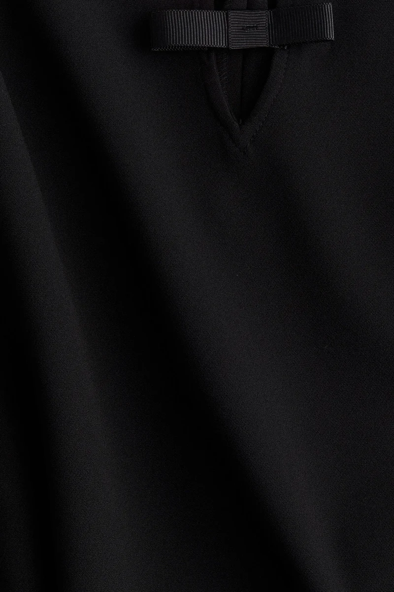 اتش اند ام فستان بلا أكمام بتفاصيل إبزيم
