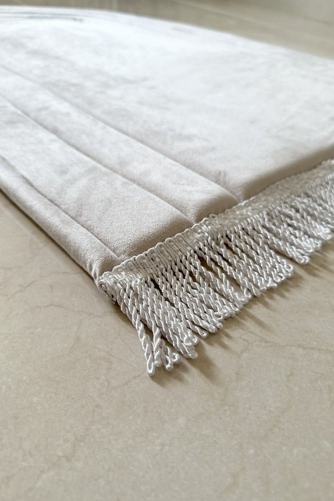 مجموعة هدايا رمضان طقم سجادة صلاة بشكل المحراب محشوة بطانة اسفنج سماكة ٢سم مع ثوب صلاة بربطة جانبية بكسرات- بنفسجي - Image 3