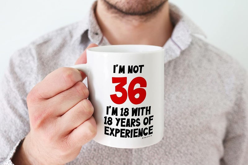 Stuff4 هدايا عيد الميلاد السادس والثلاثين من - كوب "لست 36 بل 18 مع 18 عامًا من الخبرة" - 11 أونصة سيراميك آمن للغسالة صحون، أكواب فاخرة، هدايا نكت مضحكة للنساء والرجال، هدايا عيد الميلاد السادس والثلاثين للنساء والرجال - Image 4