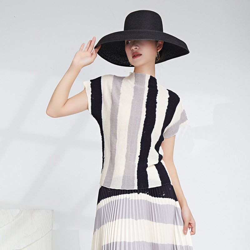 Spot Popular Women's Short-Sleeved T-Shirt Women's Design Niche Summer New Pleated Top T-Shirt Ins - Image 1