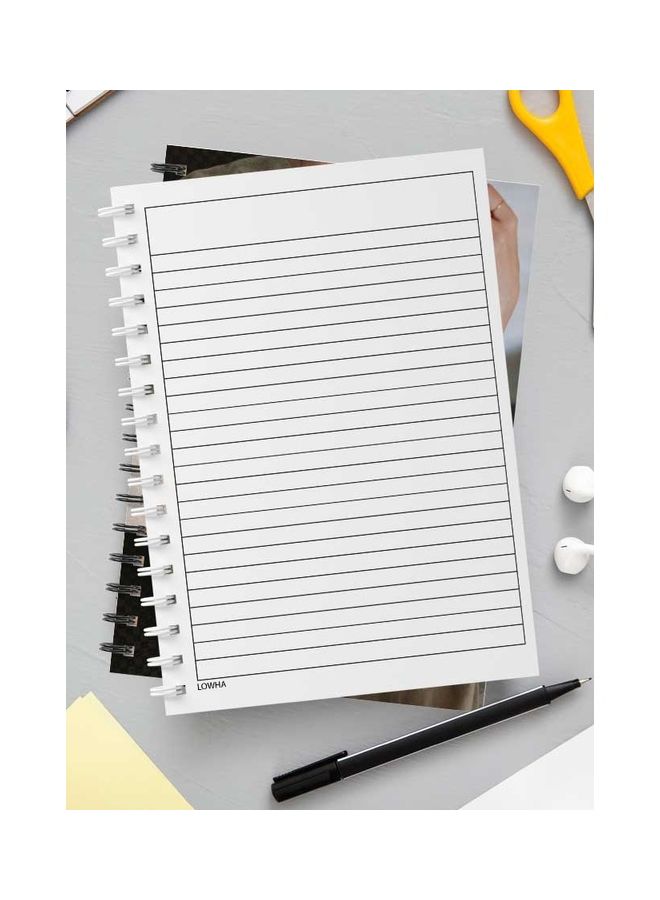 لوحة دفتر ملاحظات بسلك حلزوني مكون من 60 ورقة بتصميم شعر عربي مع فتاة مناسب لتدوين ملاحظات المدرسة أو العمل رمادي/ بني - Image 3