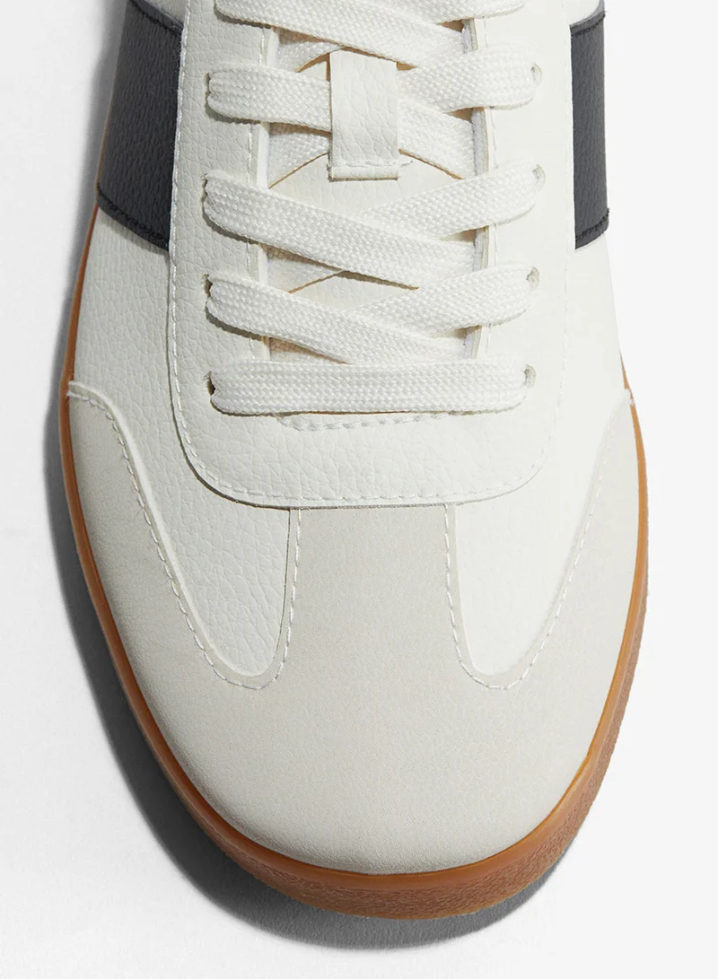 اتش اند ام حذاء رياضي