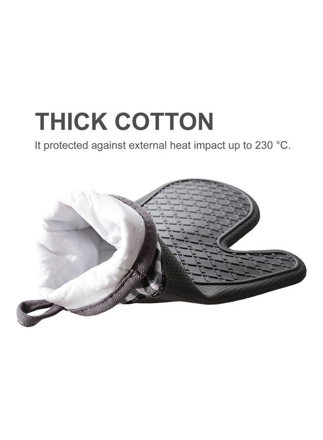 2-Piece Microwave Silicone Gloves For Baking Black/White  - Image 3