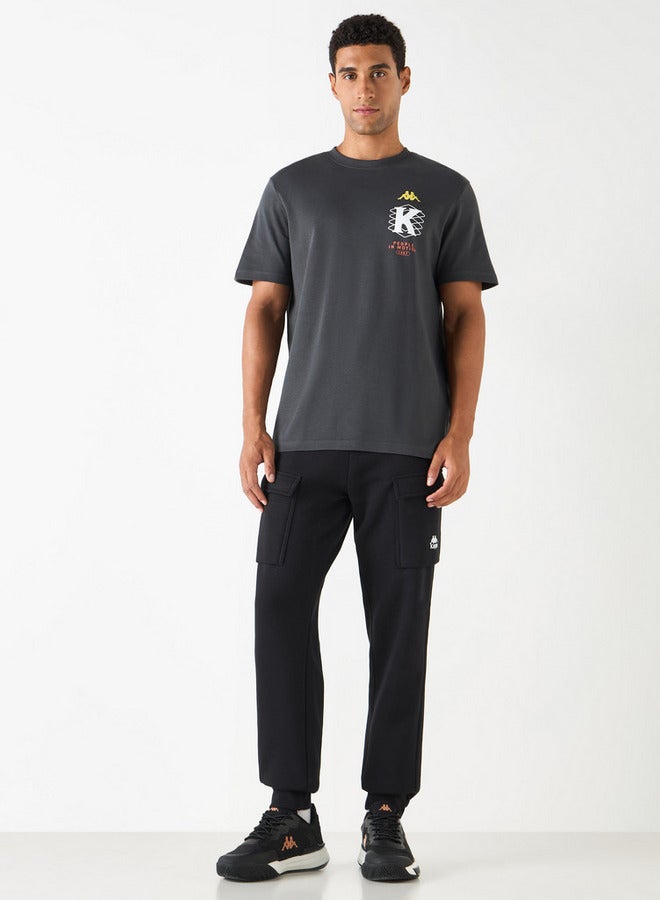 كابا تيشيرت بياقة ضيّقة وأكمام قصيرة وطبعات شعار من كابا - Image 2