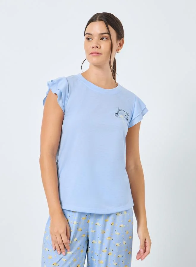 ستايلي طقم من بنطال بيجاما وتيشيرت كت بتفاصيل كشكش