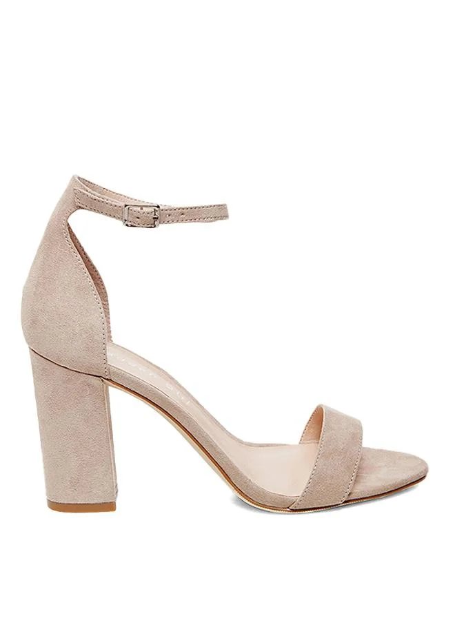 Beella Women's Dusty Pink Heels. Designed With A Dusty Pink Finish, This Heels Is Suitable For Everyday Wear And Pairs Easily With A Variety Of Outfits.