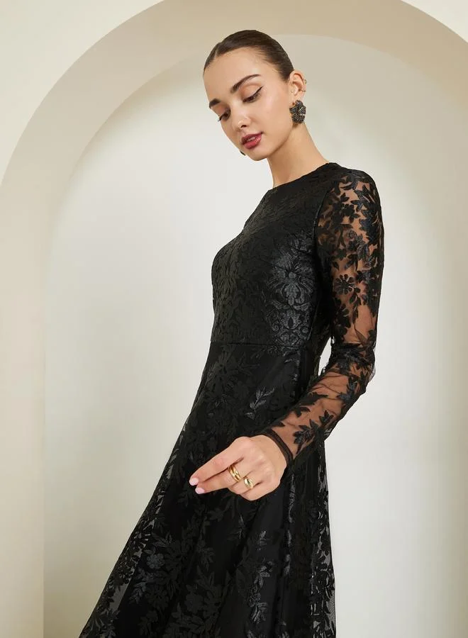 ستايلي فستان طويل بحافة واسعة بأكمام طويلة ودانتيل بالكامل