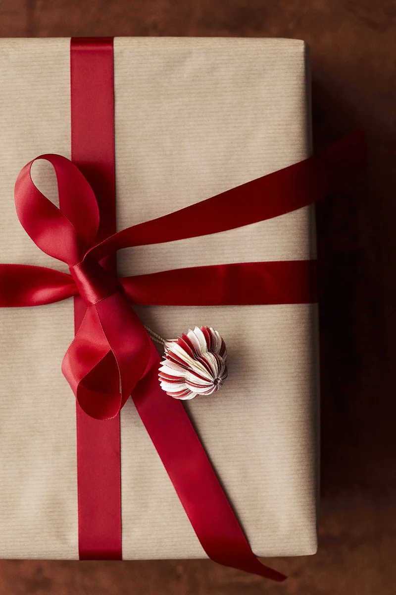 اتش اند ام زينة ورقية - عبوة من قطعتين