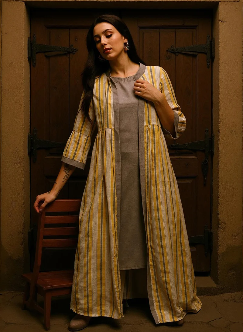  قصة طقم كورتا نسائي رمادي بياقة مستديرة وأكمام قصيرة مخططة باللون المتباين للملابس العرقية