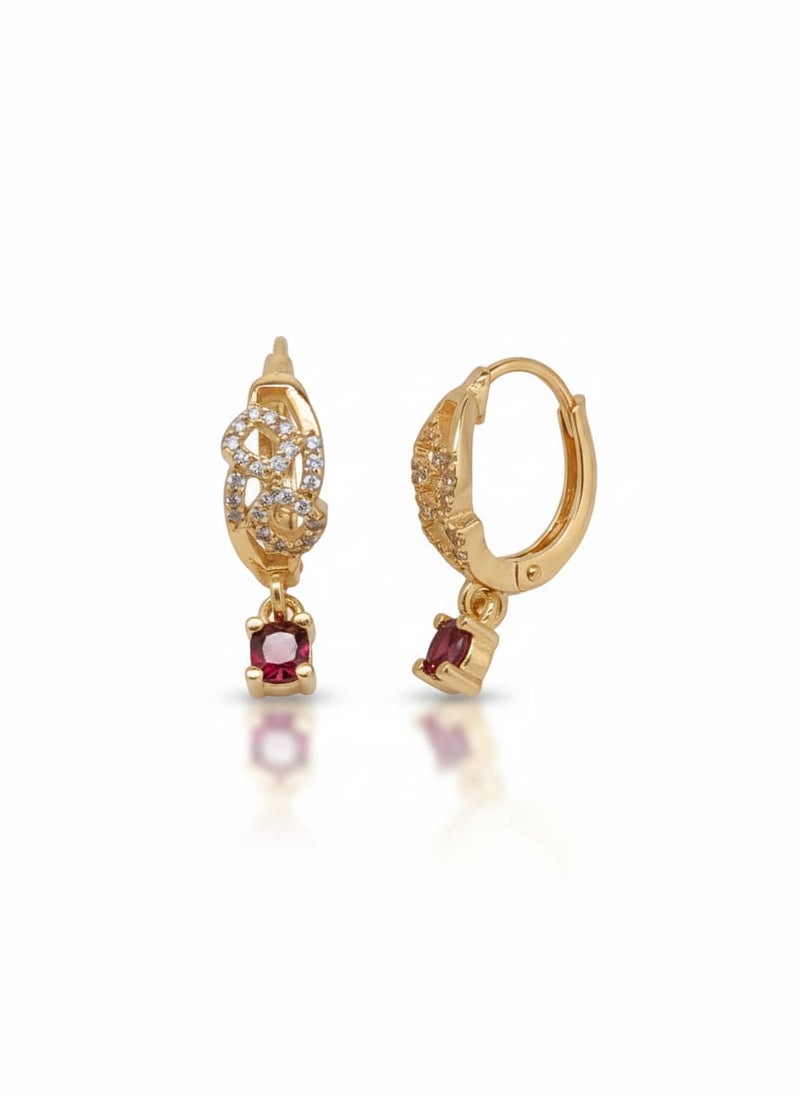 حلق رقيق مطلي باللون الذهبي بتصميم أنيق مرصع بفصوص براقة، يتدلى منه حجر كريم مربع بلون أحمر قرمزي ساحر. - Image 1