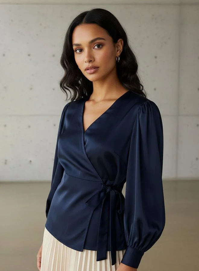 ايكونيك بلوزة ملفوفة بأكمام مريحة من البوليستر بتصميم أيقوني مع أربطة