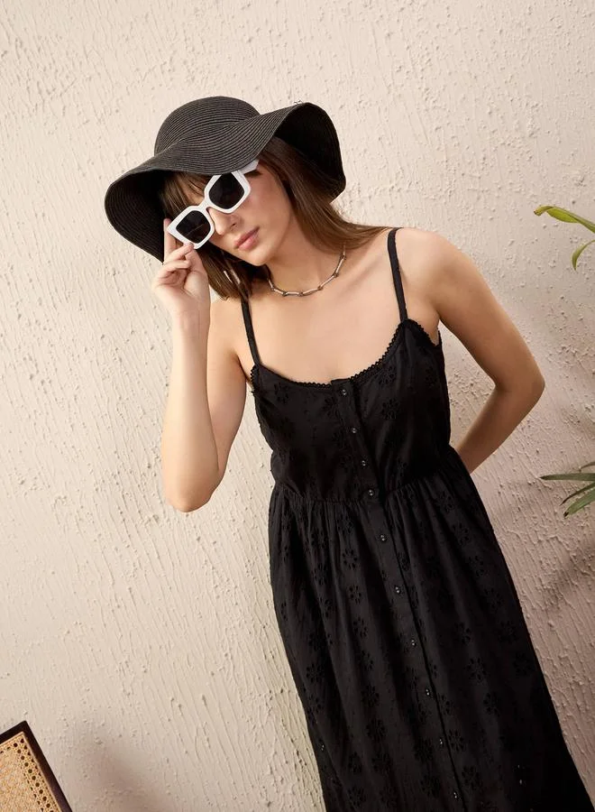 ساسافراس فستان ميدي بحمالات وتفاصيل مُطرّزة