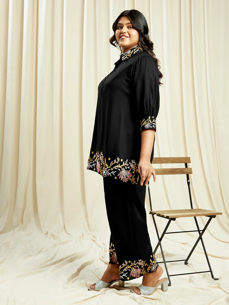 جلو باص طقم نسائي بلوزة تونيك مع بنطلون واسع الأرجل مطرز باللون الأسود مقاس كبير من جلو بلس