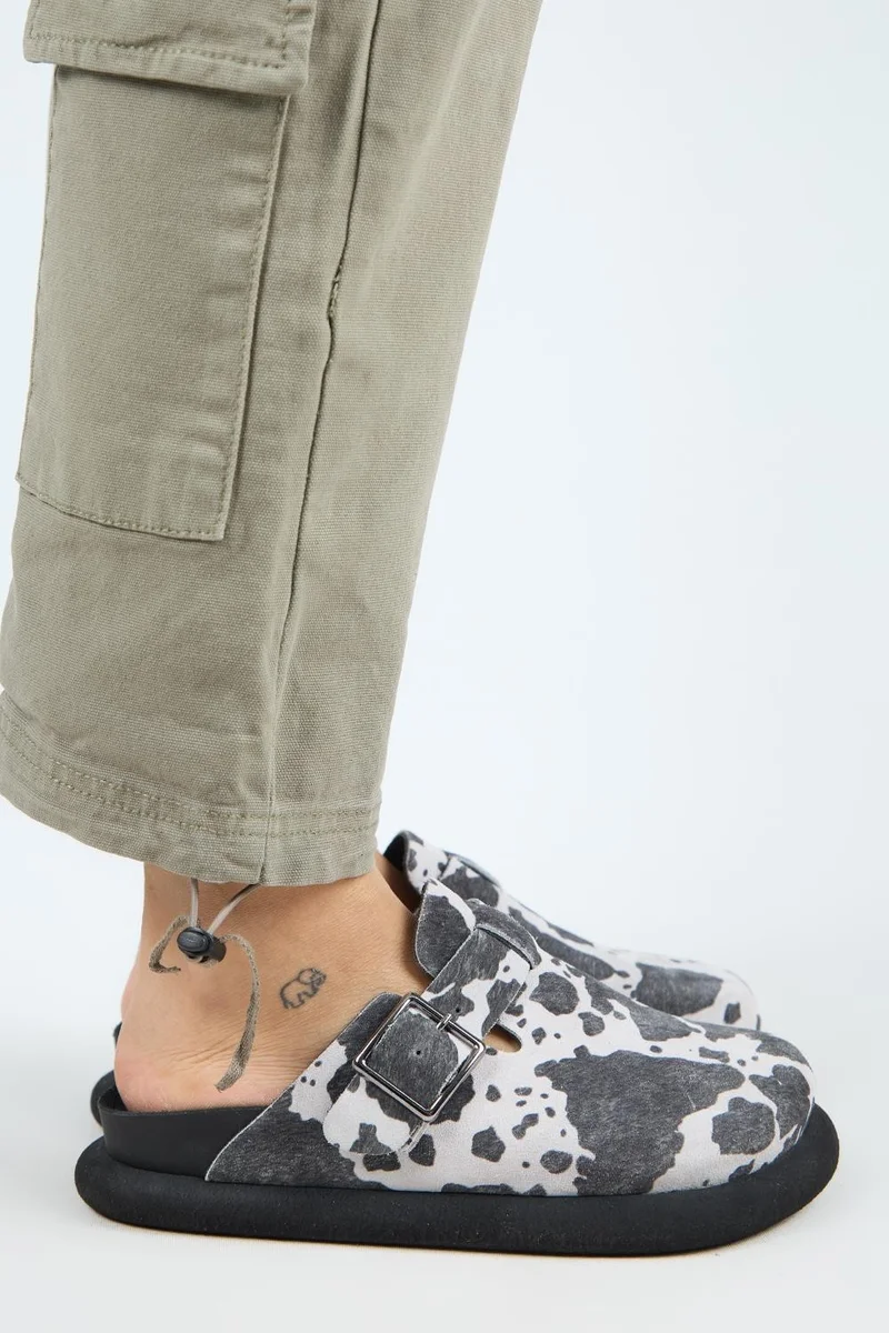 مانجيرو قباقيب مانيجيرو ناغوال زيتا النسائية المصنوعة من الجلد الطبيعي مع إبزيم وحزام، أسود منقط