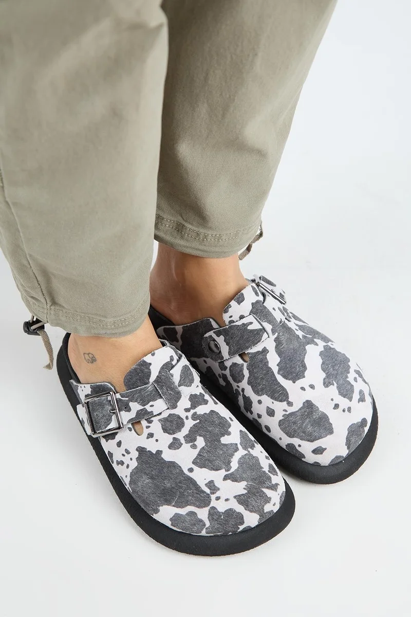 مانجيرو قباقيب مانيجيرو ناغوال زيتا النسائية المصنوعة من الجلد الطبيعي مع إبزيم وحزام، أسود منقط