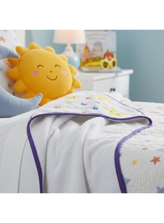 توالا منشفة حمام بغطاء رأس للأطفال، لون أبيض، بخطوط بنفسجيه ، تطريز ملون بتصاميم مرحة، قطن طبيعي ١٠٠٪، سريع الجفاف، ناعم على البشرة، ٧٥*٧٥ سم - Image 3