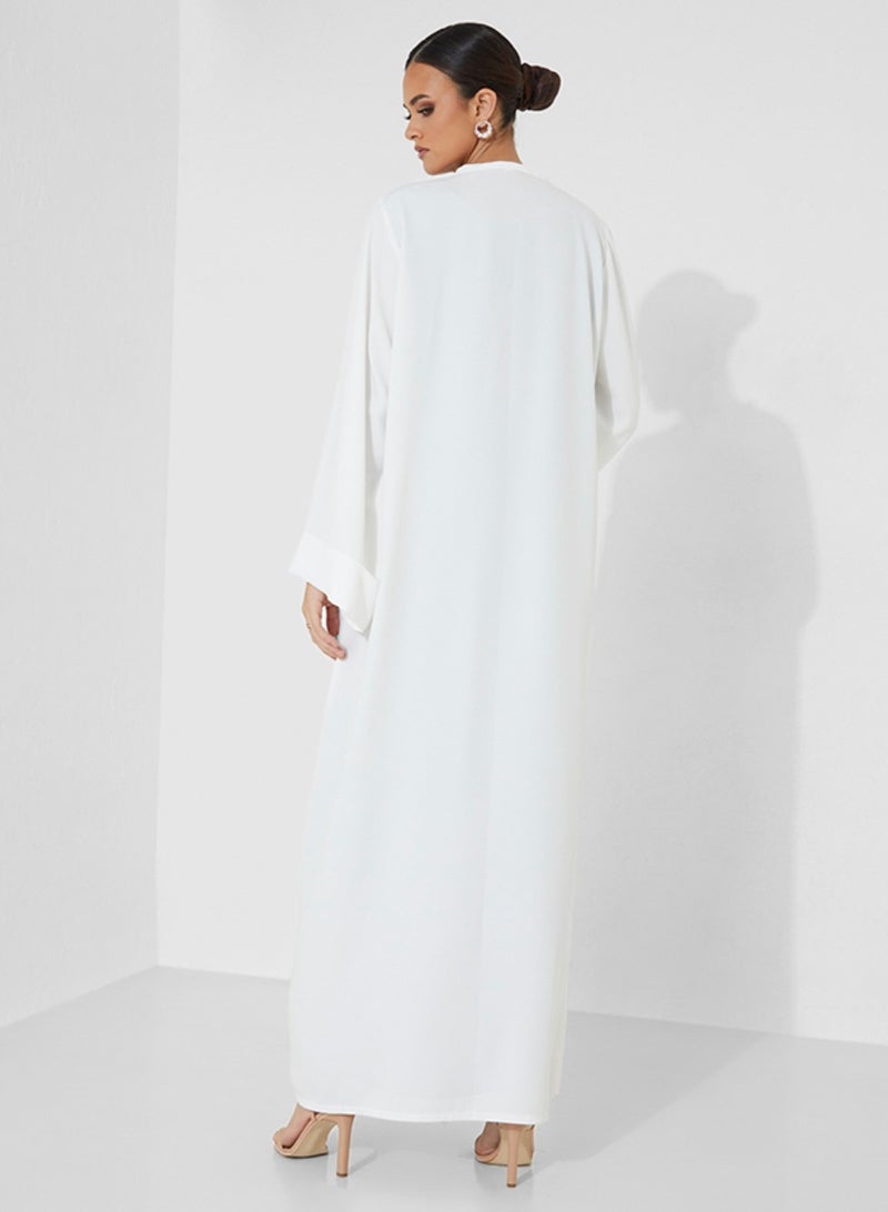 روزيت عباية عباية بيضاء أنيقة مزينة بتطريز يدوي لفراشات باللونين الأزرق والوردي - Image 4