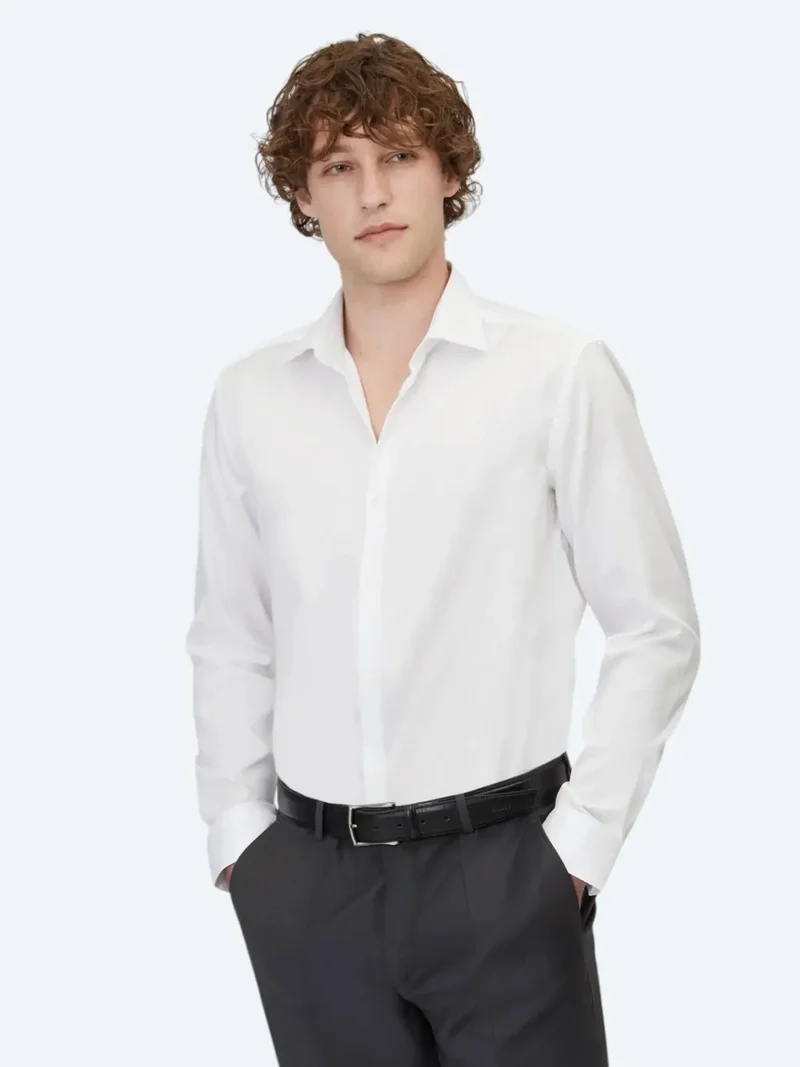 كيب قميص أبيض سادة بقصة ضيقة، مصنوع من القطن الكلاسيكي 100%