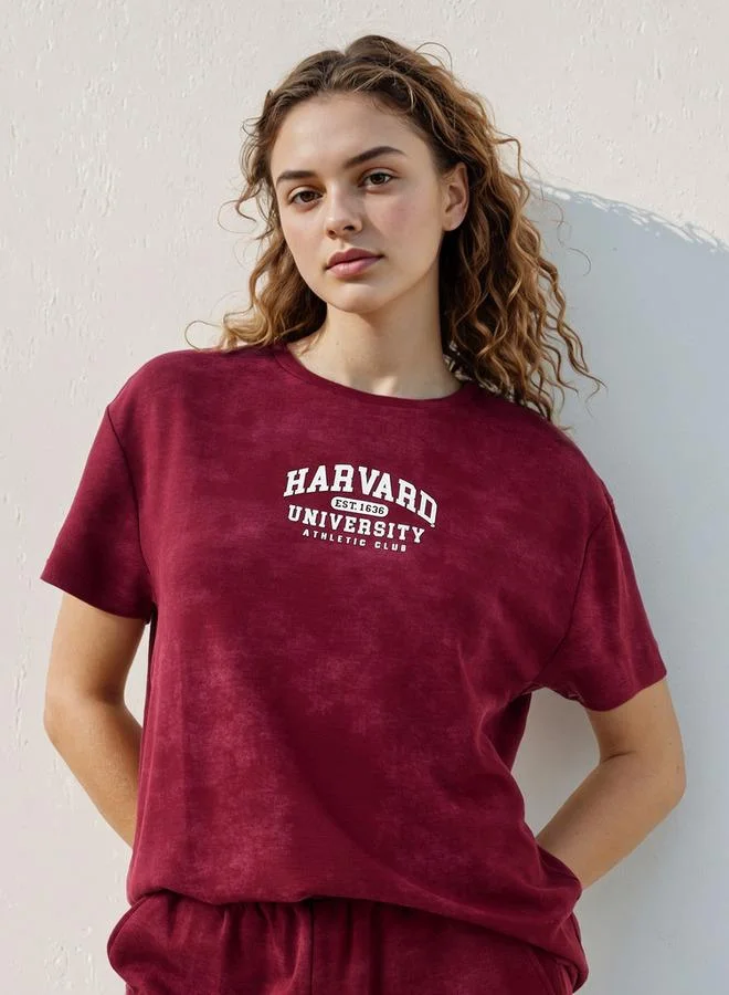 اس بي كاركترز تي شيرت بياقة دائرية مطبوع عليه جامعة هارفارد