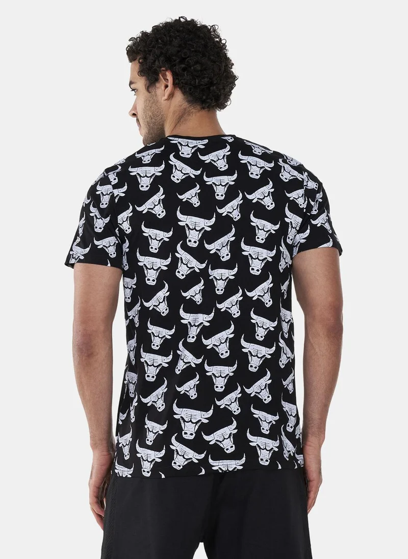 NEW ERA Men's Chicago Bulls All Over Print Distressed T-Shirt
