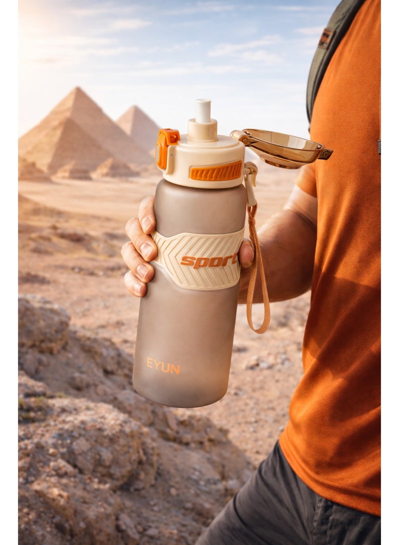 EYUN زجاجة مياه رياضية 1000 مل مع شفاط وحزام حمل خالية من BPA مانعة للتسرب بلاستيك خفيف للنادي واللياقة والمدرسة والمكتب والأنشطة الخارجية بطول 29 سم (بيج) - Image 3